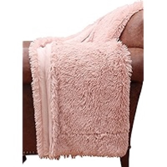 NWT THRO STUDIO Chubby Faux Fur Decorative Throw in Rose Smoke - Picture 3 of 6